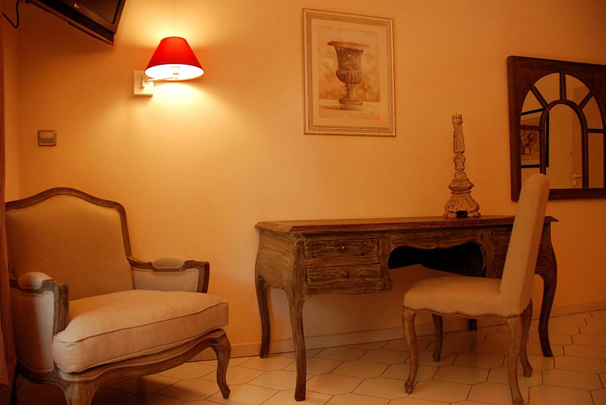 Hotel Les Mazets Des Roches Tarascon Room photo