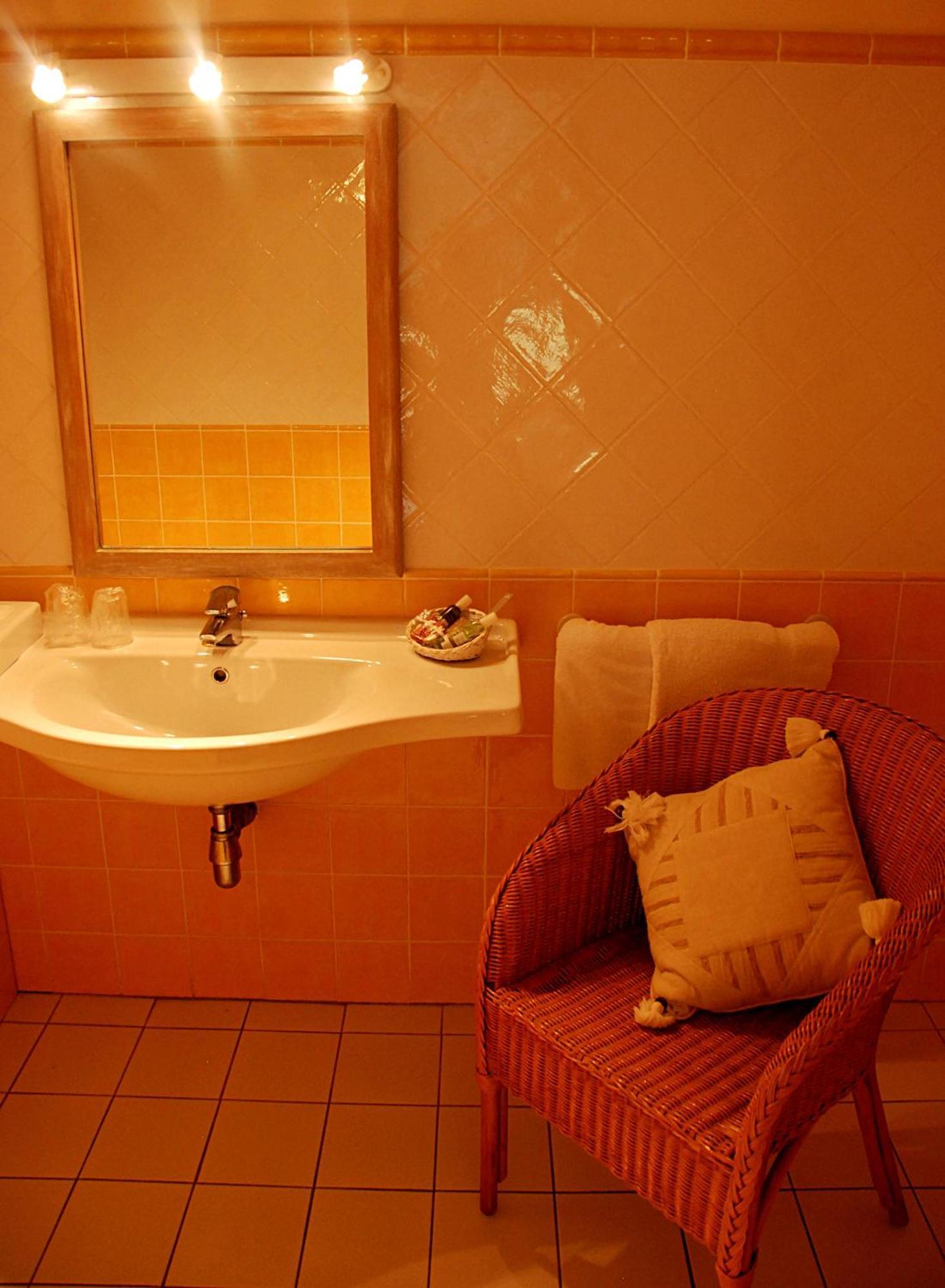 Hotel Les Mazets Des Roches Tarascon Room photo
