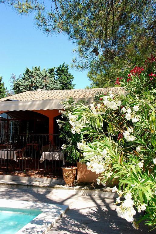 Hotel Les Mazets Des Roches Tarascon Exterior photo